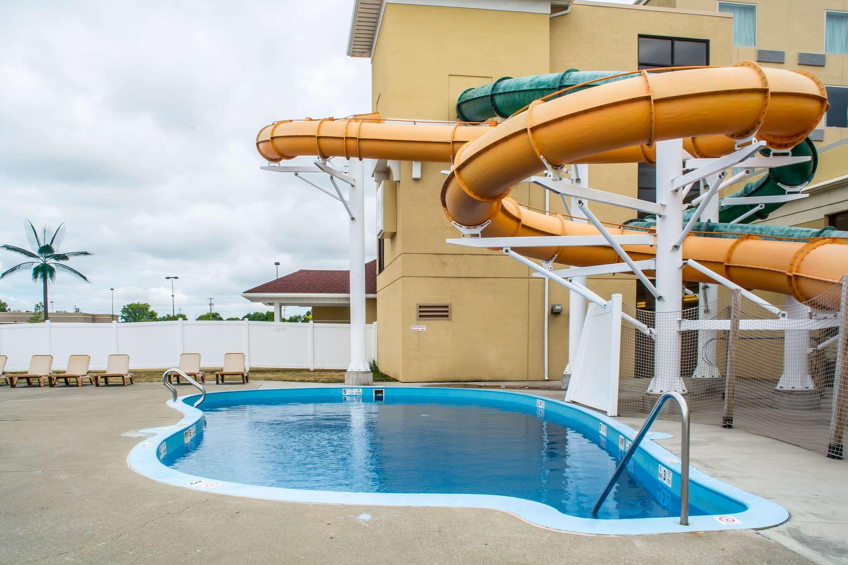 Quality Inn & Suites Palm Island Indoor Waterpark Batavia Exterior photo