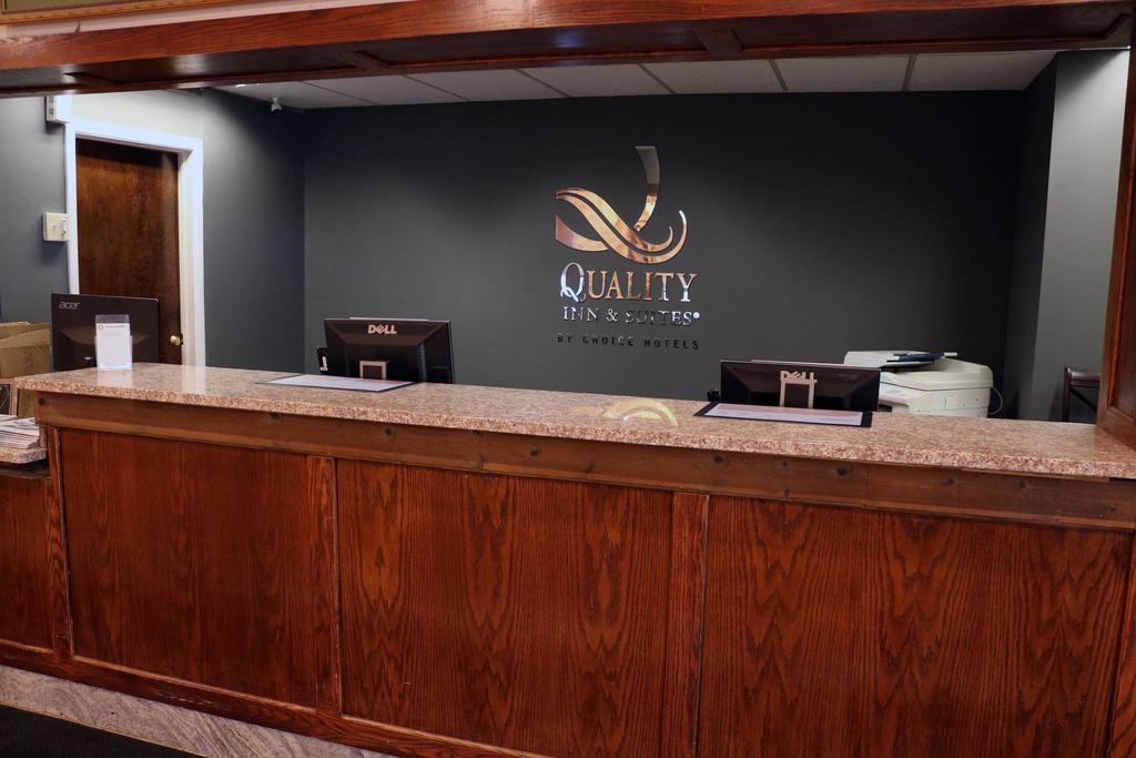 Quality Inn & Suites Palm Island Indoor Waterpark Batavia Exterior photo