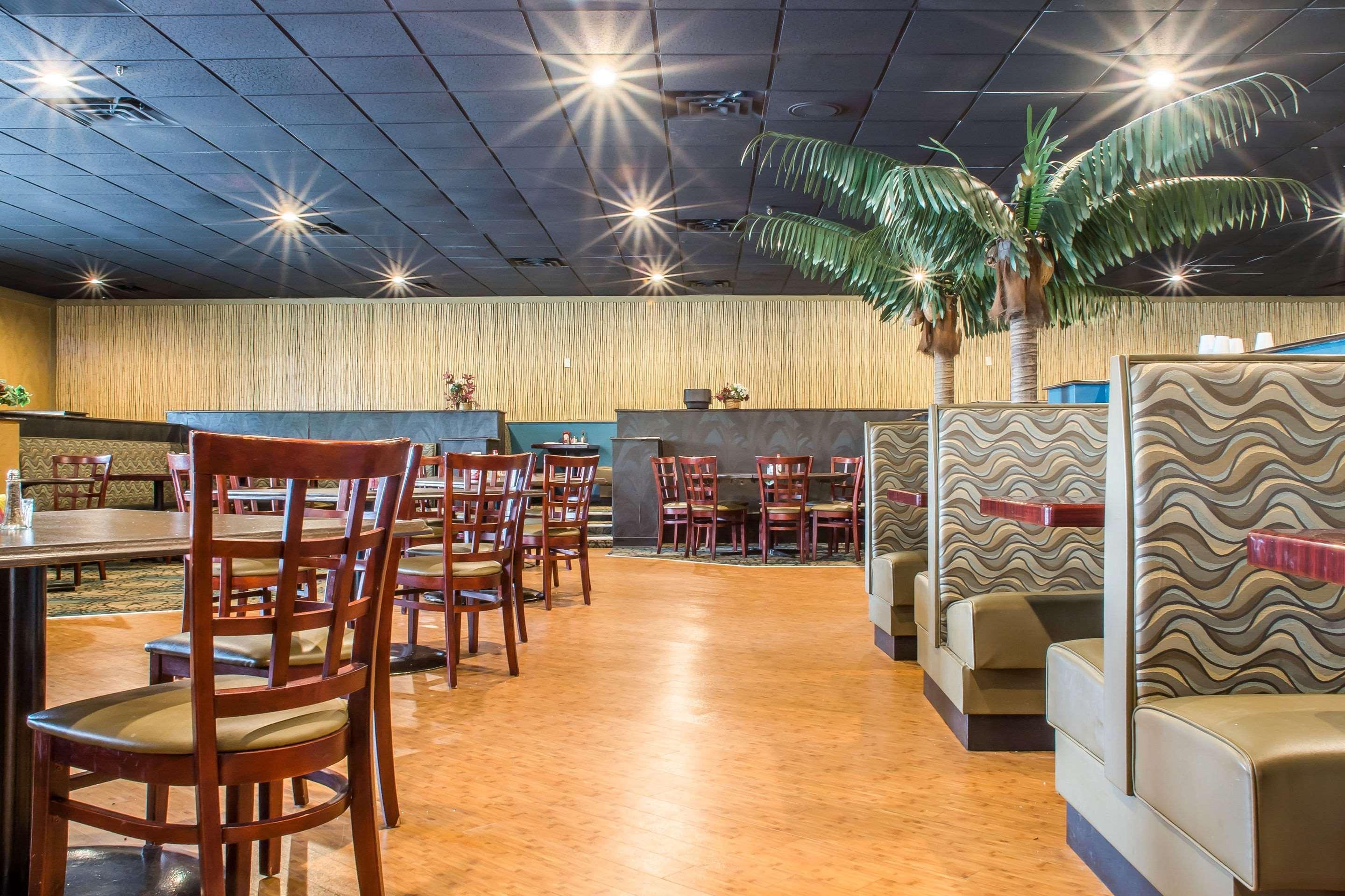Quality Inn & Suites Palm Island Indoor Waterpark Batavia Exterior photo